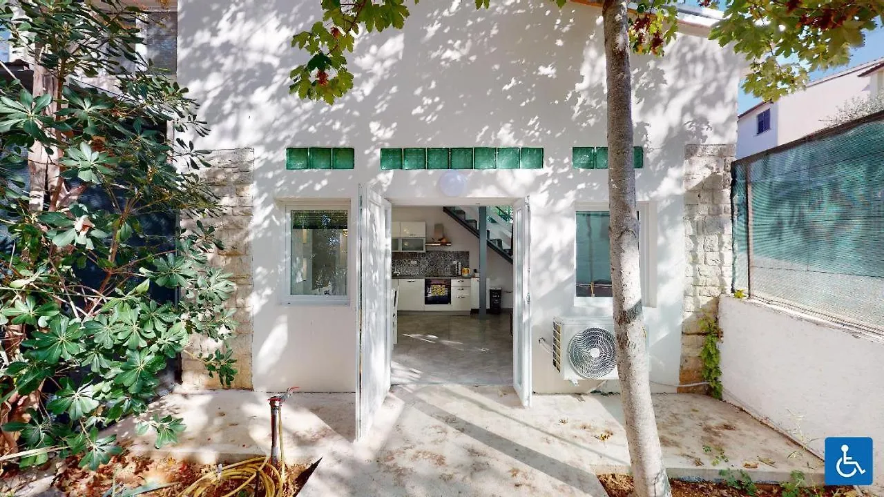 Apartments Mare Pula 0*,
