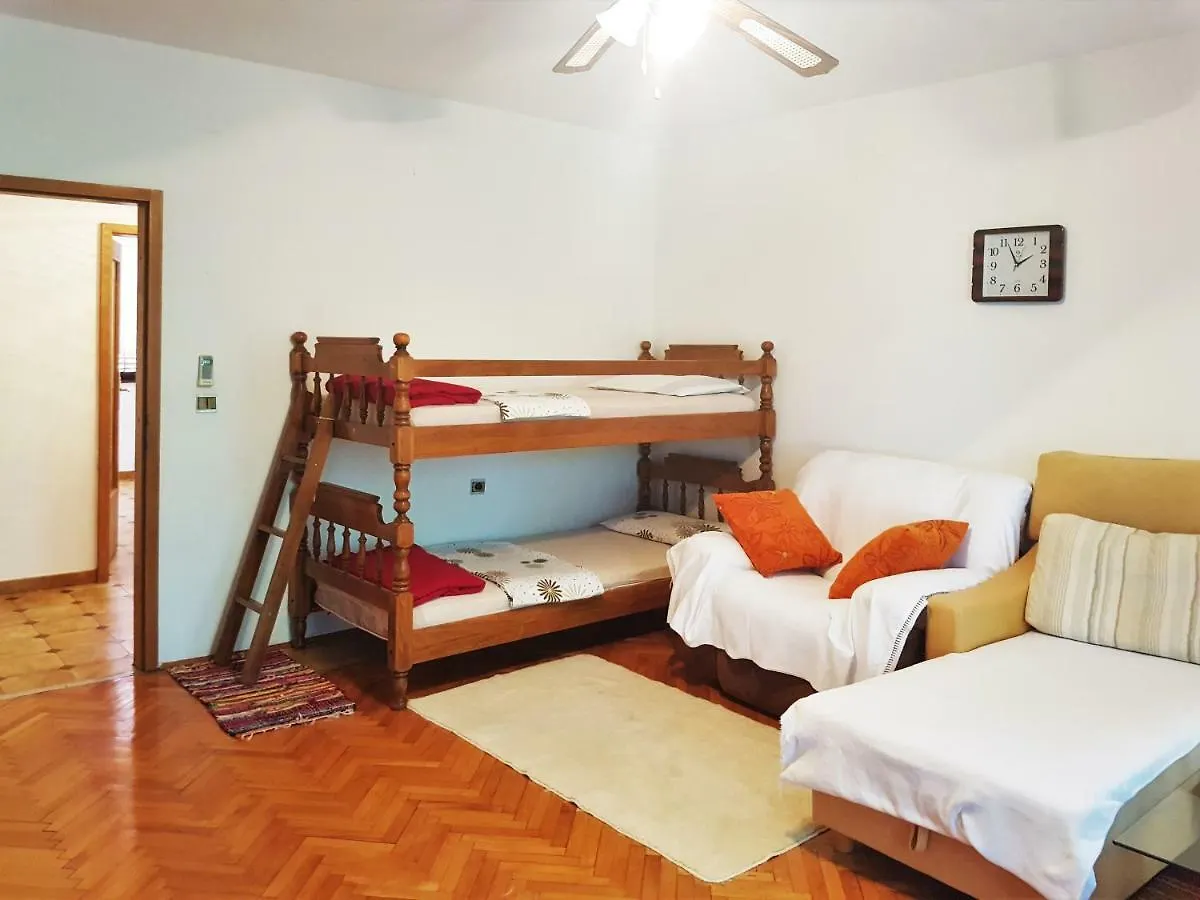 Apartments Mare Pola 0*,